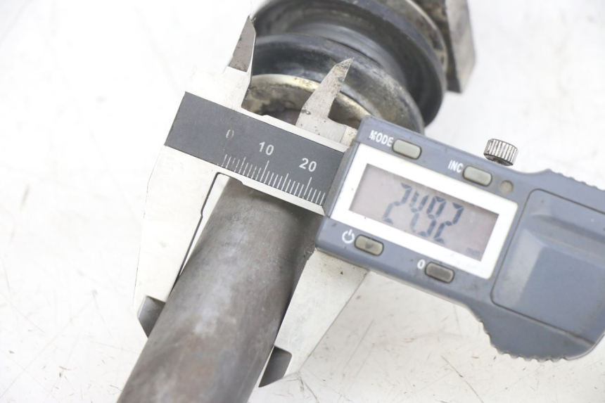 photo de OŚ KOŁA TYLNEGO KAWASAKI KXF KX-F 250 (2012 - 2014) - Szczegół części