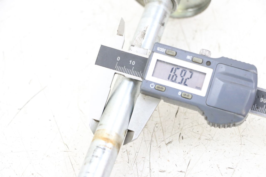 photo de OŚ KOŁA TYLNEGO KYMCO STRYKER OFF ROAD 125 (1999 - 2005) - Szczegół części