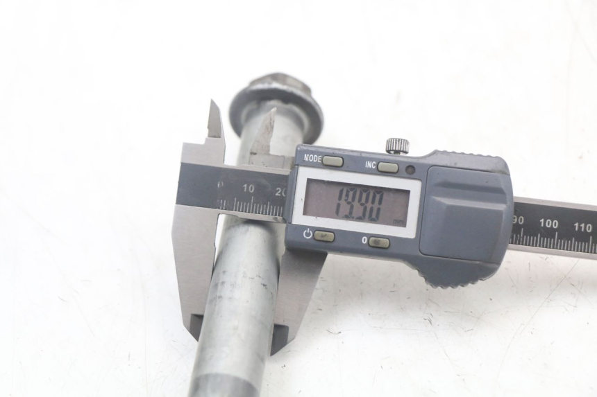 photo de OŚ KOŁA TYLNEGO HONDA NTV DEAUVILLE 650 (1998 - 2001) - Inny kąt widzenia