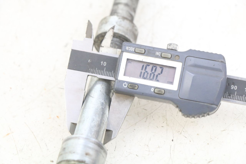 photo de OŚ KOŁA TYLNEGO YAMASAKI RAPTOR 50 (2013 - 2018) - Inny kąt widzenia