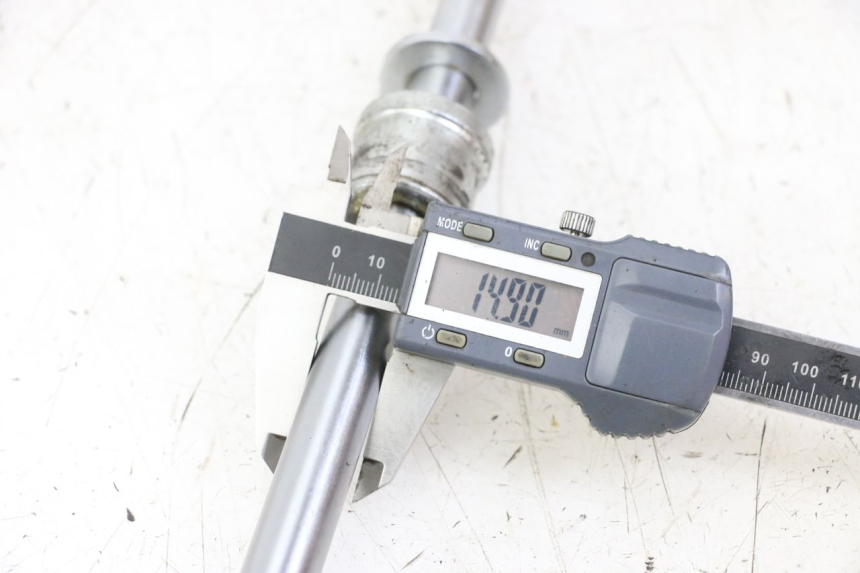 photo de OŚ KOŁA TYLNEGO REGAL RAPTOR RAXTER 2 125 (2007 - 2015) - Inny kąt widzenia