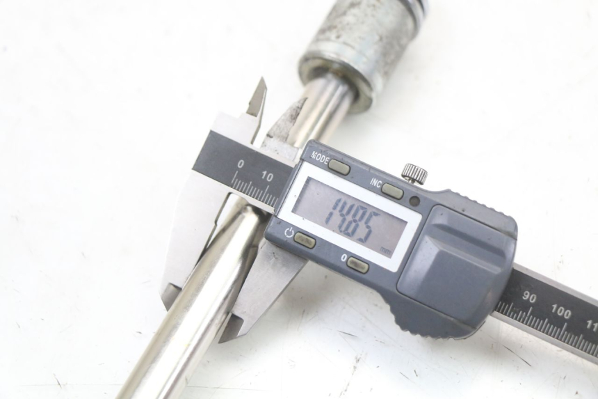 photo de OŚ KOŁA TYLNEGO REGAL RAPTOR SPYDER 125 (2010 - 2018) - Zbliżenie techniczne