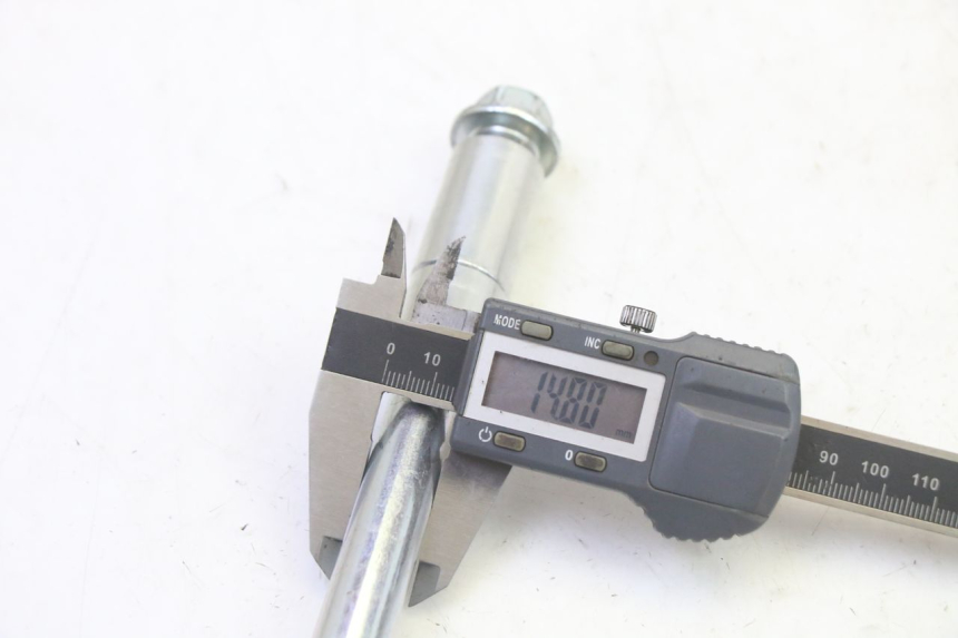 photo de OŚ KOŁA TYLNEGO APOLLO RFZ 125 - Zbliżenie techniczne