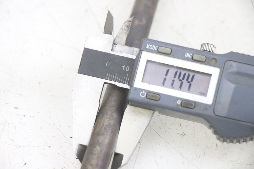 photo de OŚ KOŁA TYLNEGO GILERA RK 50 (1996 - 1999) - Szczegół części