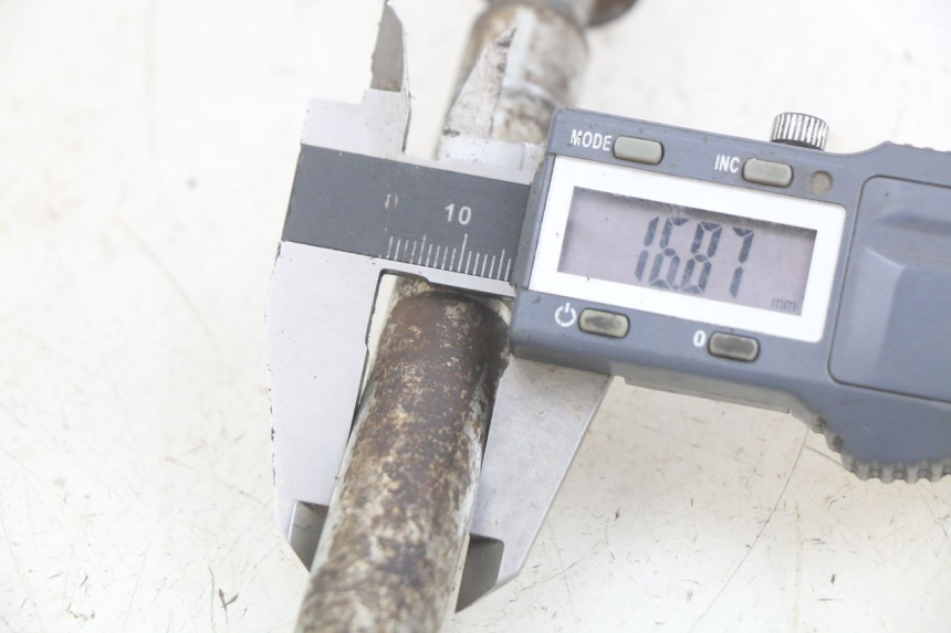 photo de OŚ KOŁA TYLNEGO YAMASAKI ROADSTER 50 (2013 - 2018) - Inny kąt widzenia