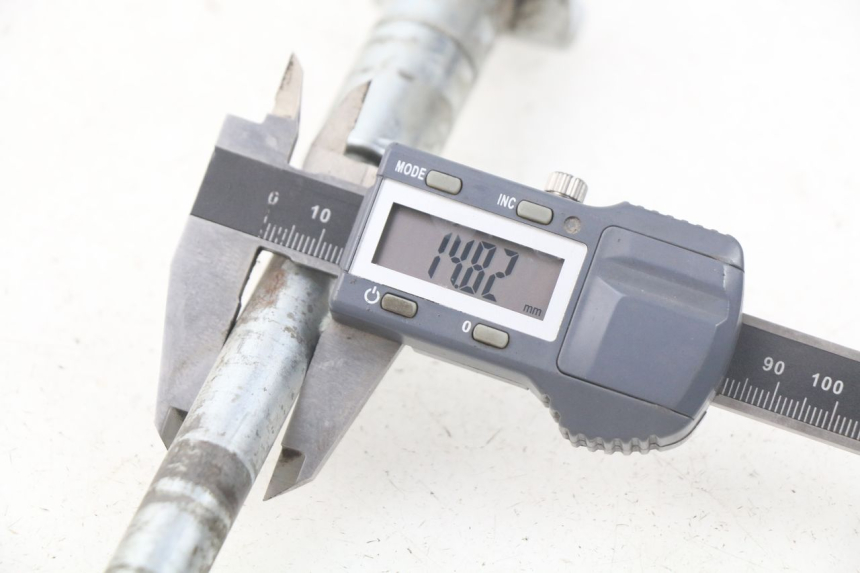 photo de OŚ KOŁA TYLNEGO MINI MX ROOKIE 125 - Zbliżenie techniczne