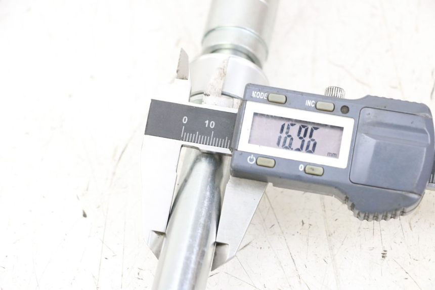 photo de OŚ KOŁA TYLNEGO ROYAL ENFIELD CONTINENTAL GT 650 (2019 - 2024) - Szczegół części