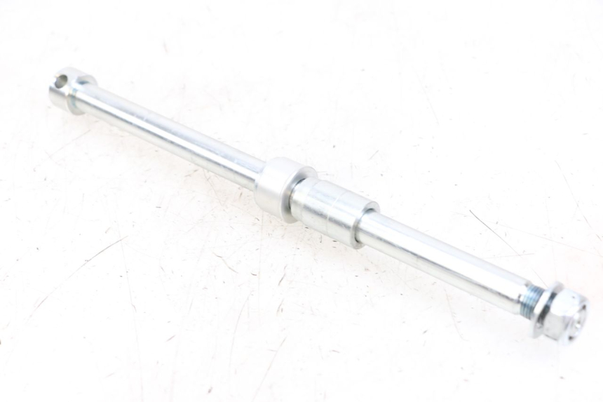 photo de OŚ KOŁA TYLNEGO ROYAL ENFIELD CONTINENTAL GT 650 (2019 - 2024) - Inny kąt widzenia