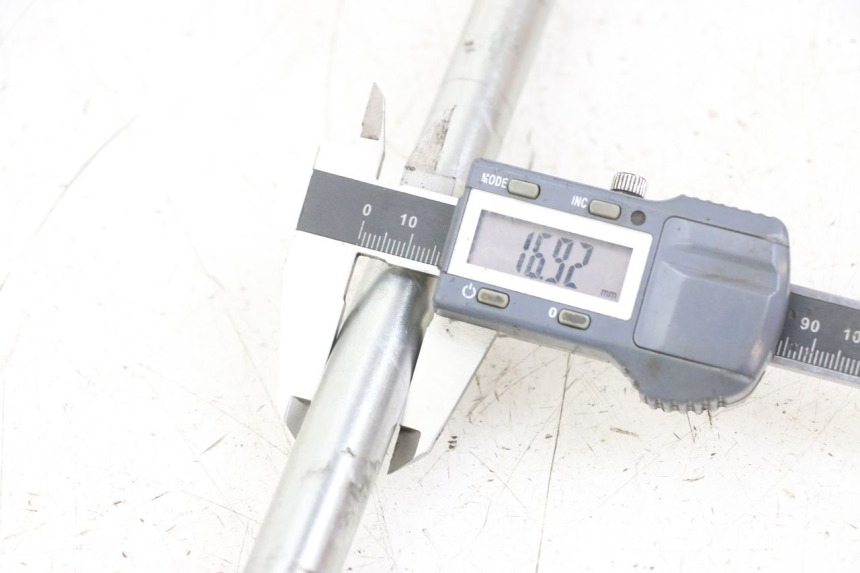 photo de OŚ KOŁA TYLNEGO ROYAL ENFIELD HYMALAYAN 410 (2016 - 2023) - Szczegół części