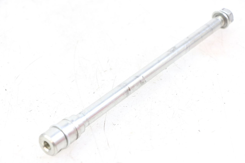 photo de OŚ KOŁA TYLNEGO ROYAL ENFIELD HYMALAYAN 410 (2016 - 2023) - Zbliżenie techniczne