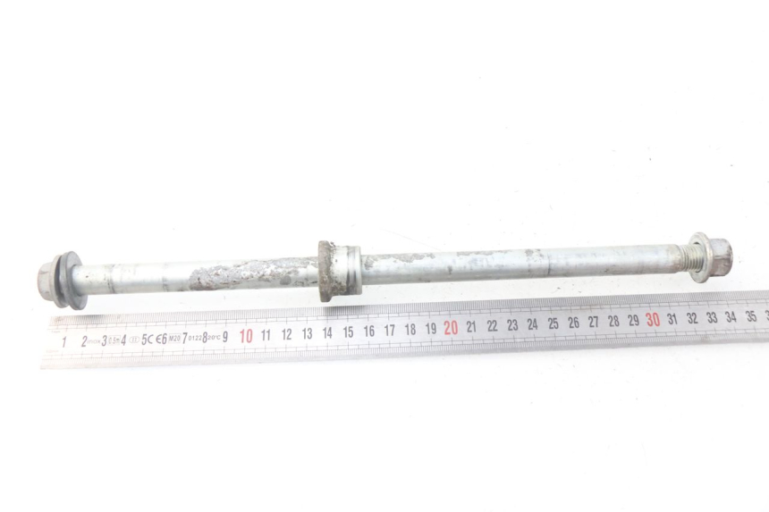 photo de OŚ KOŁA TYLNEGO SUZUKI RV VAN VAN 125 (2003 - 2008) - Inny kąt widzenia