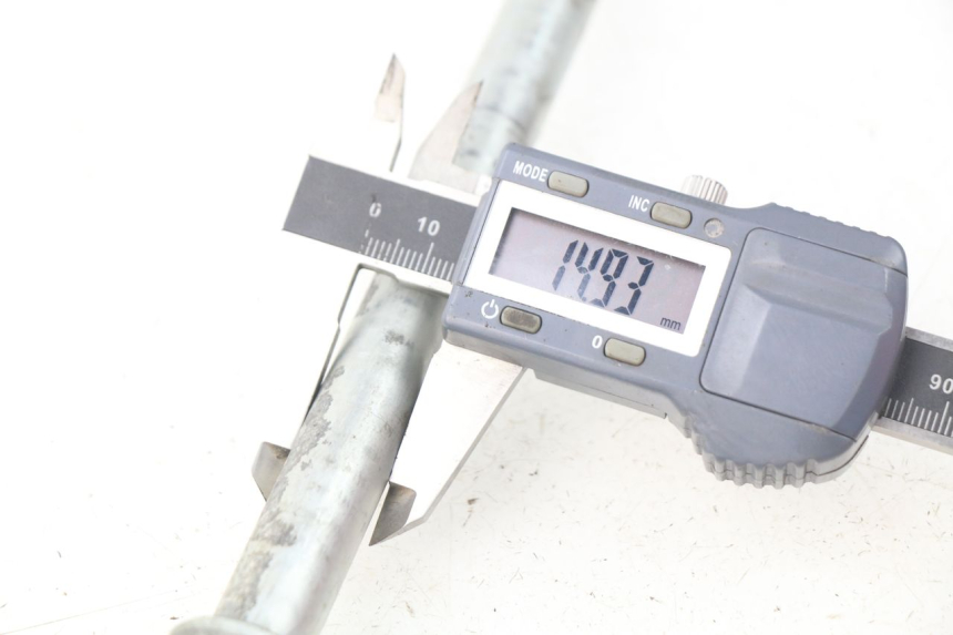 photo de OŚ KOŁA TYLNEGO SUZUKI RV VAN VAN 125 (2003 - 2008) - Zbliżenie techniczne