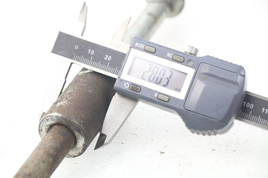 photo de OŚ KOŁA TYLNEGO MASH SEVENTY FIVE 125 (2013 - 2021) - Inny kąt widzenia