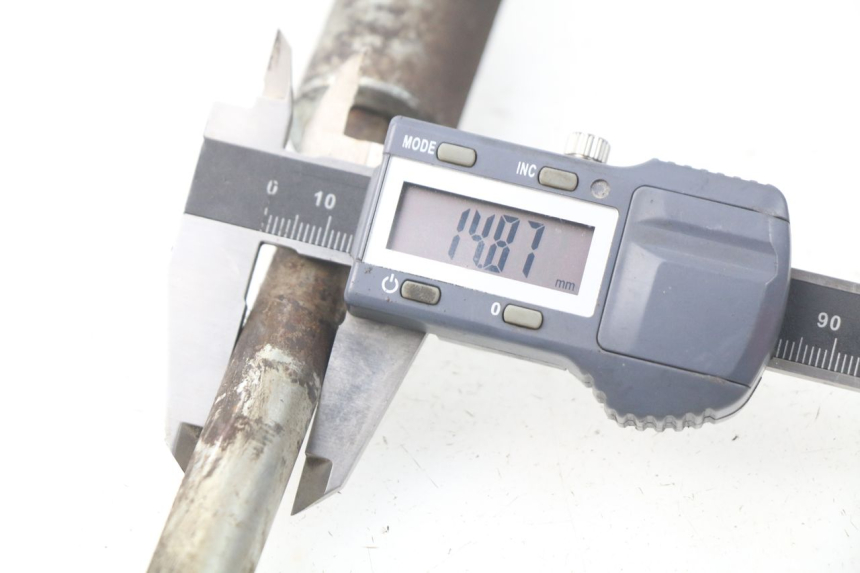 photo de OŚ KOŁA TYLNEGO MASH SEVENTY FIVE 125 (2013 - 2021) - Zbliżenie techniczne