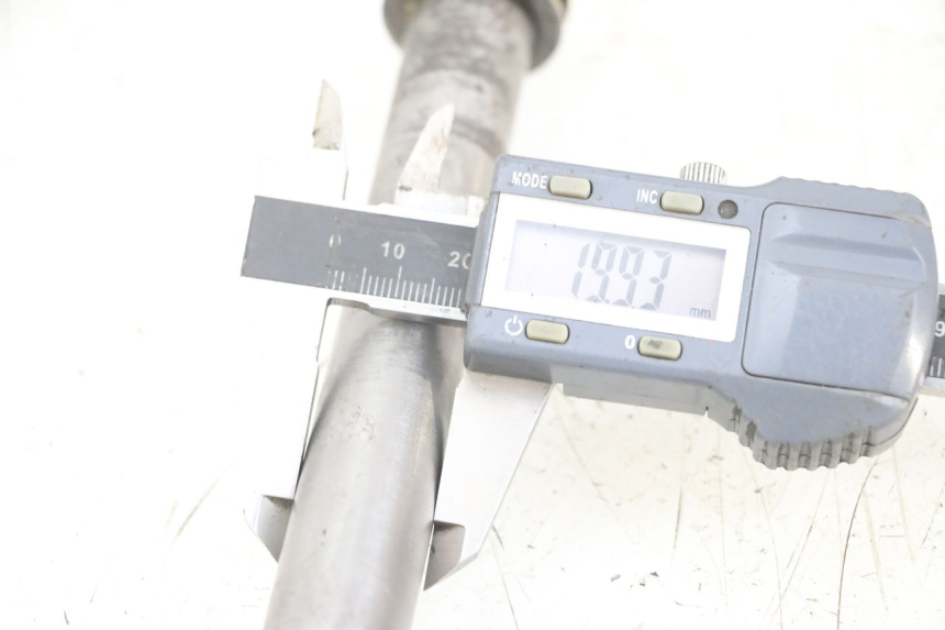 photo de OŚ KOŁA TYLNEGO TRIUMPH SPEED TRIPLE T301 900 (1994 - 1996) - Inny kąt widzenia