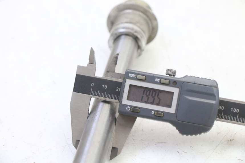 photo de OŚ KOŁA TYLNEGO TRIUMPH SPRINT 900 (1995 - 1998) - Zbliżenie techniczne