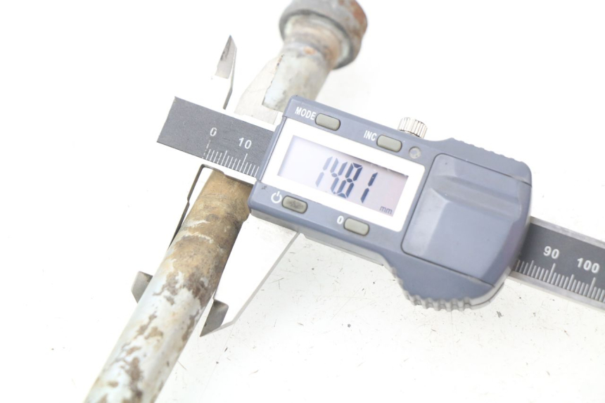 photo de OŚ KOŁA TYLNEGO YAMAHA SR 125 (1982 - 2003) - Szczegół części