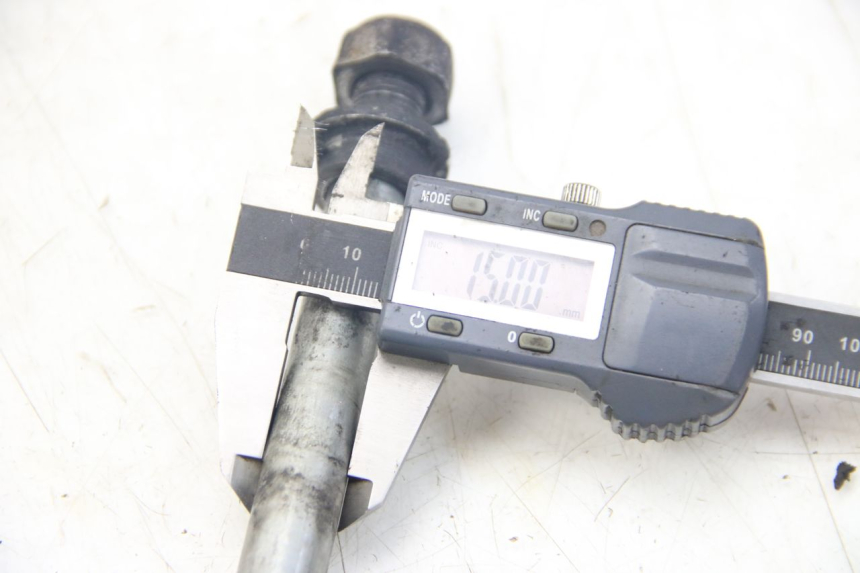 photo de OŚ KOŁA TYLNEGO YAMAHA SR 125 (1982 - 2003) - Zoom stanu zużycia