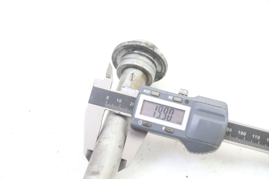 photo de OŚ KOŁA TYLNEGO HONDA ST PAN EUROPEAN 1300 (2002 - 2013) - Zbliżenie techniczne