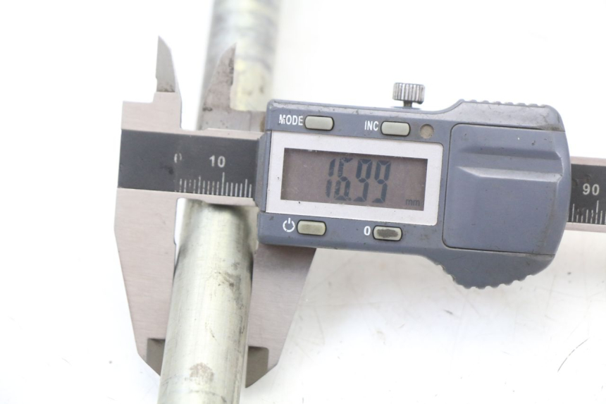 photo de OŚ KOŁA TYLNEGO CAGIVA SUPER CITY 125 (1992 - 1997) - Zbliżenie techniczne