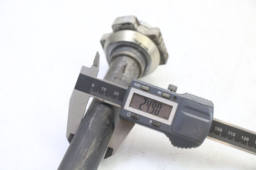 photo de OŚ KOŁA TYLNEGO KTM SUPERENDURO R 950 (2005 - 2009) - Zbliżenie techniczne