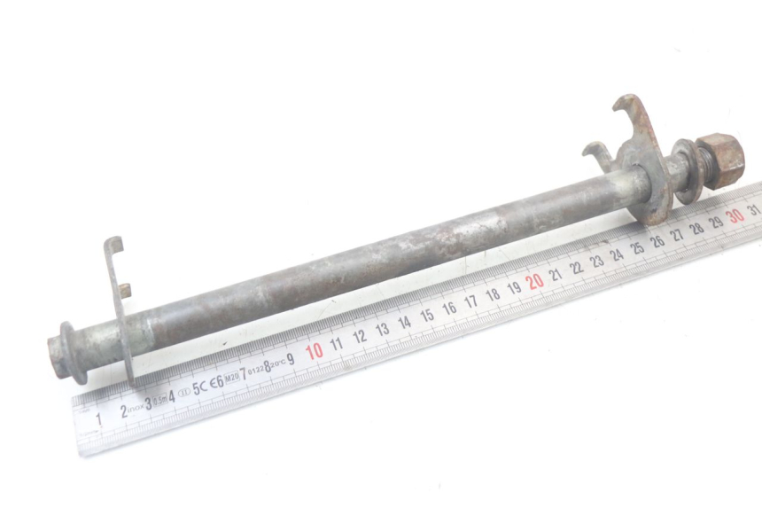 photo de OŚ KOŁA TYLNEGO SUZUKI GS F 500 (2004 - 2007) - Zoom stanu zużycia