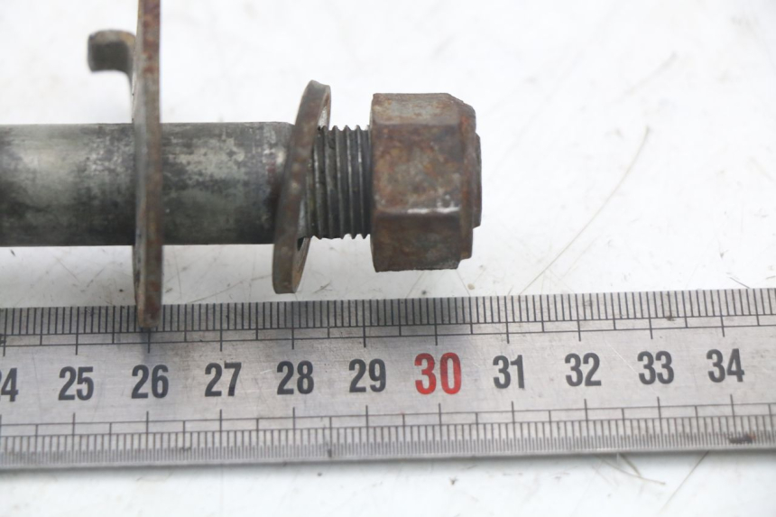 photo de OŚ KOŁA TYLNEGO SUZUKI GS F 500 (2004 - 2007) - Inny kąt widzenia