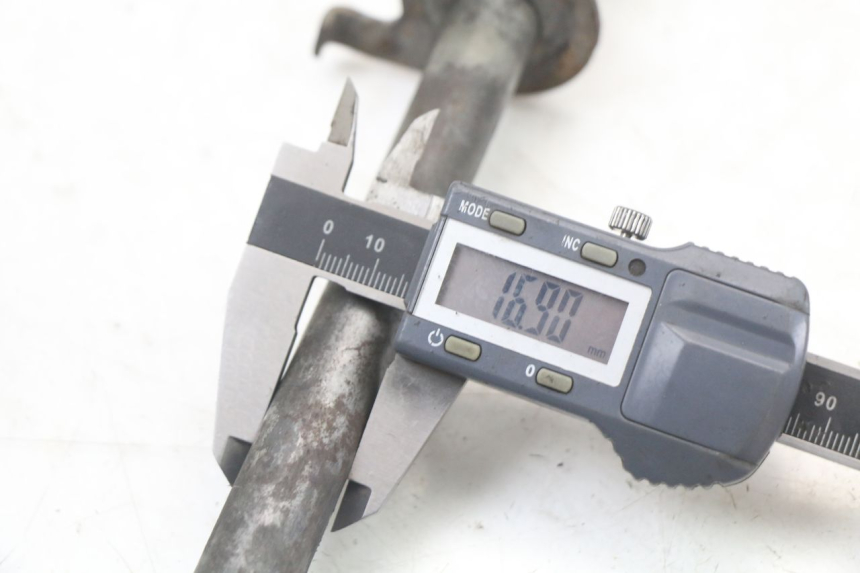 photo de OŚ KOŁA TYLNEGO SUZUKI GS F 500 (2004 - 2007) - Zbliżenie techniczne