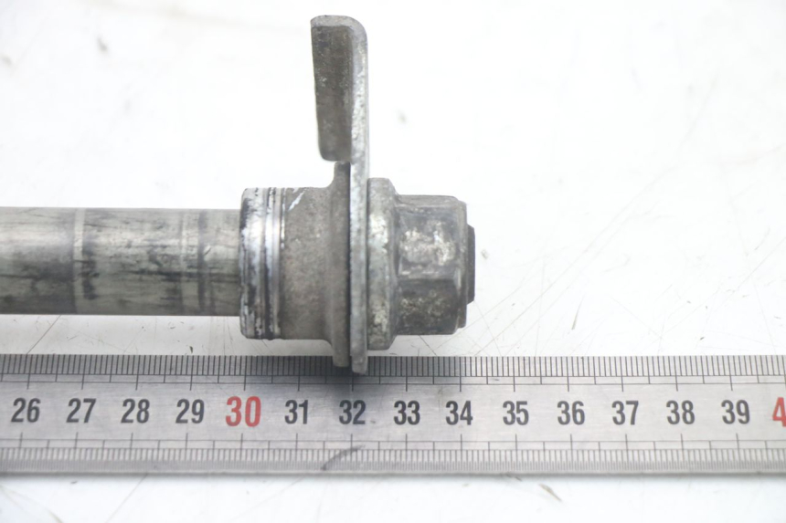 photo de OŚ KOŁA TYLNEGO SUZUKI GSF S BANDIT 600 (2000 - 2004) - Zbliżenie techniczne