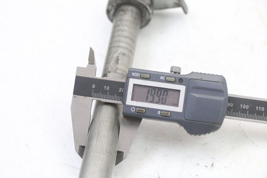 photo de OŚ KOŁA TYLNEGO SUZUKI GSF S BANDIT 600 (2000 - 2004) - Widok ogólny