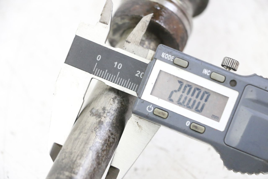 photo de OŚ KOŁA TYLNEGO SUZUKI GSX F GSXF 650 (2007 - 2015) - Zbliżenie techniczne