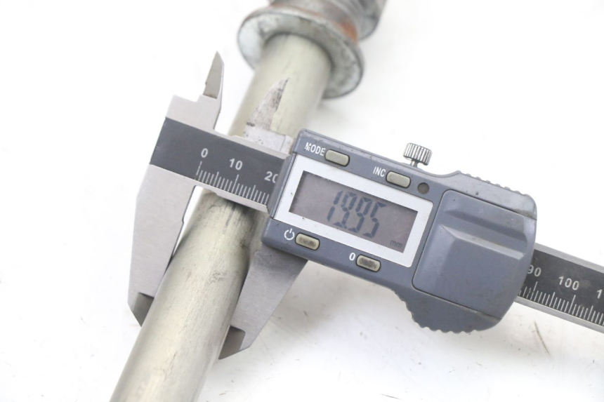 photo de OŚ KOŁA TYLNEGO SUZUKI GSX F GSXF 650 (2007 - 2015) - Zbliżenie techniczne