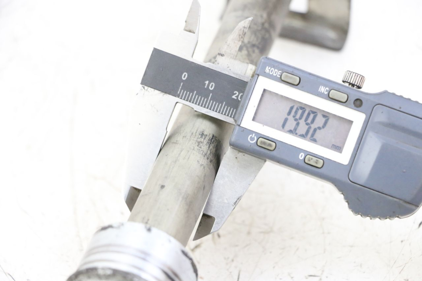 photo de OŚ KOŁA TYLNEGO SUZUKI GSX F GSXF 650 (2007 - 2015) - Szczegół części