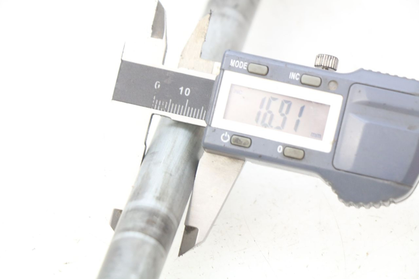 photo de OŚ KOŁA TYLNEGO SUZUKI SV N 650 (1999 - 2002) - Inny kąt widzenia