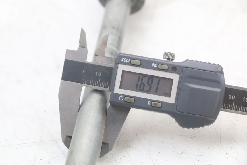 photo de OŚ KOŁA TYLNEGO SUZUKI SV N 650 (1999 - 2002) - Inny kąt widzenia