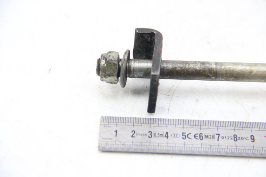 photo de OŚ KOŁA TYLNEGO APRILIA SX 50 (2011 - 2017) - Zbliżenie techniczne