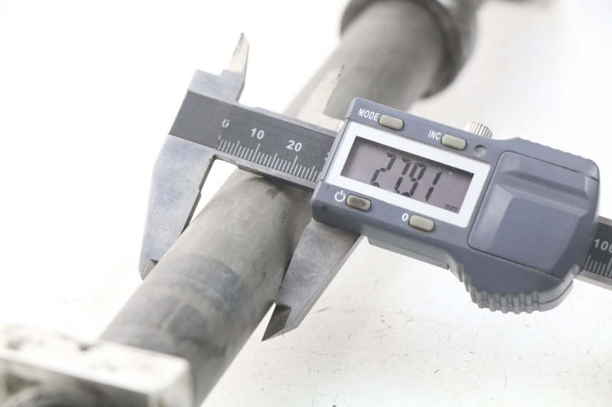 photo de OŚ KOŁA TYLNEGO YAMAHA TDM ABS 900 (2002 - 2014) - Inny kąt widzenia