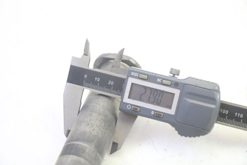 photo de OŚ KOŁA TYLNEGO YAMAHA TDM ABS 900 (2002 - 2014) - Zbliżenie techniczne