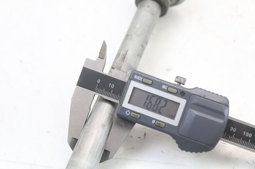 photo de OŚ KOŁA TYLNEGO YAMAHA TDR DELTABOX 125 (1997 - 2003) - Zbliżenie techniczne