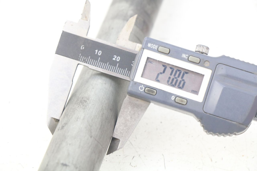 photo de OŚ KOŁA TYLNEGO SUZUKI TLS TL S 1000 (1997 - 2001) - Inny kąt widzenia