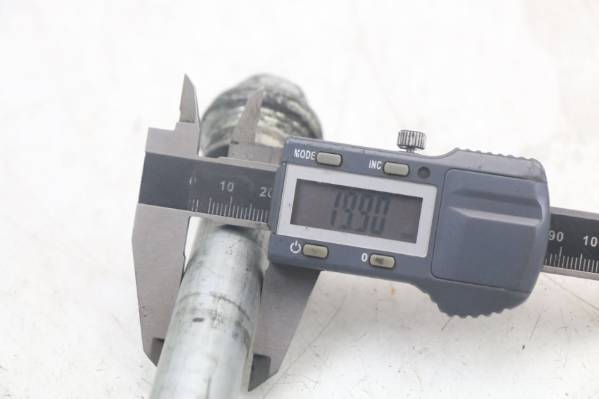 photo de OŚ KOŁA TYLNEGO KAWASAKI VERSYS ABS 650 (2015 - 2018) - Inny kąt widzenia