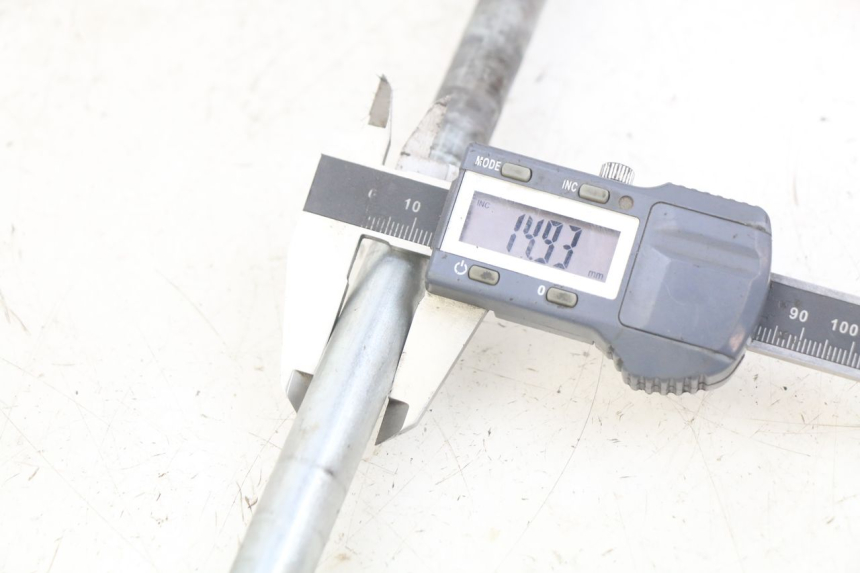 photo de OŚ KOŁA TYLNEGO DAELIM VL DAYSTAR 125 (2000 - 2011) - Szczegół części