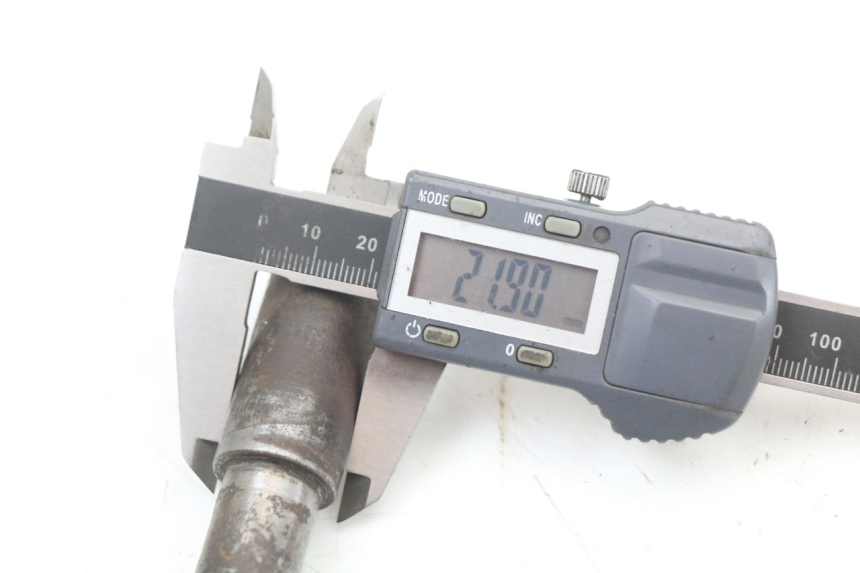 photo de OŚ KOŁA TYLNEGO YAMAHA XJ F 900 (1983 - 1994) - Inny kąt widzenia