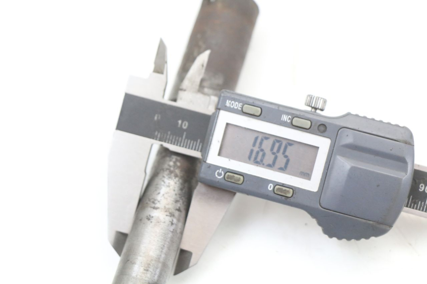 photo de OŚ KOŁA TYLNEGO YAMAHA XJ F 900 (1983 - 1994) - Zbliżenie techniczne