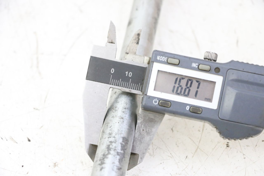 photo de OŚ KOŁA TYLNEGO YAMAHA XJ6 ABS 600 (2008 - 2016) - Inny kąt widzenia