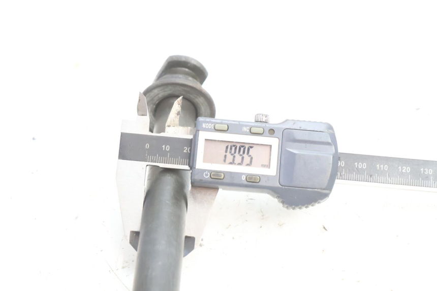 photo de OŚ KOŁA TYLNEGO YAMAHA XJR 1300 (1998 - 2002) - Zbliżenie techniczne