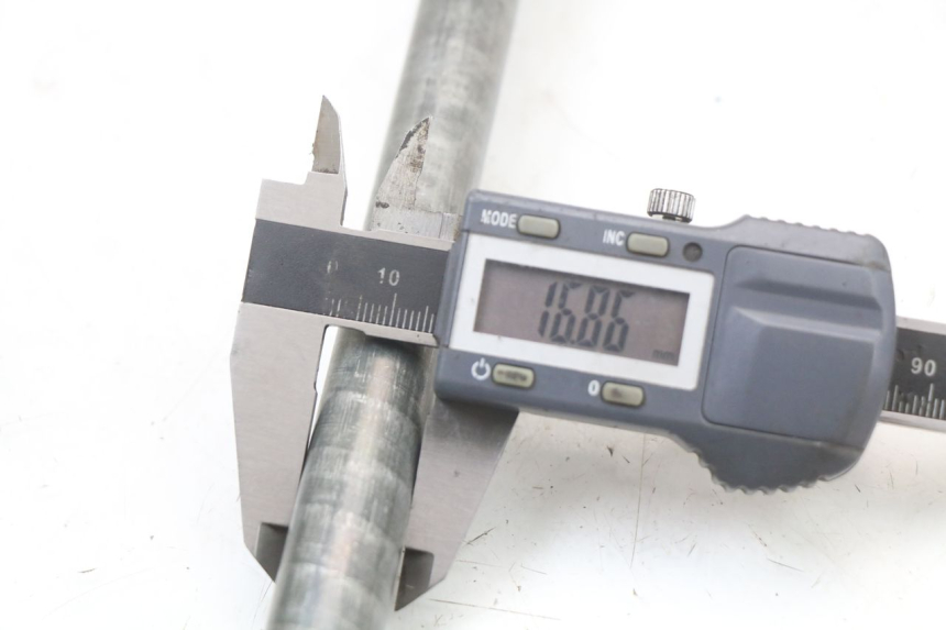 photo de OŚ KOŁA TYLNEGO YAMAHA XJS DIVERSION 600 (1997 - 1999) - Inny kąt widzenia