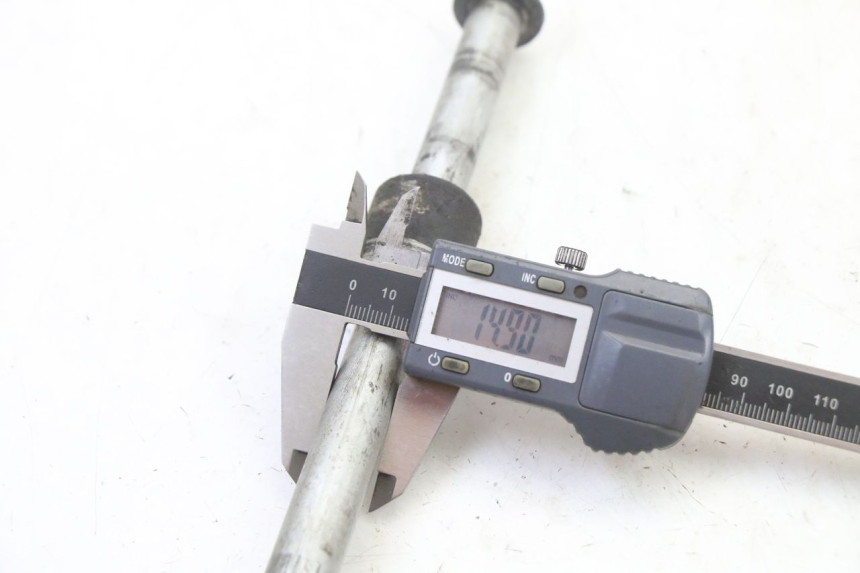 photo de OŚ KOŁA TYLNEGO HONDA XLV VARADERO 125 (2000 - 2006) - Zbliżenie techniczne