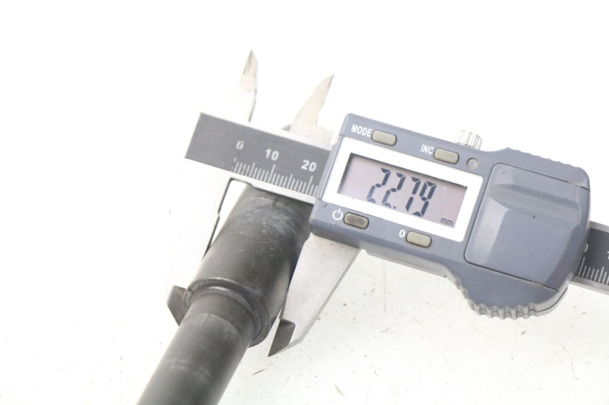 photo de OŚ KOŁA TYLNEGO YAMAHA XP T-MAX TMAX ABS 500 (2004 - 2007) - Inny kąt widzenia