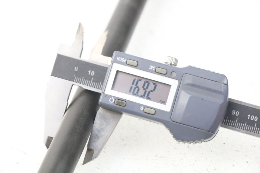 photo de OŚ KOŁA TYLNEGO YAMAHA XP T-MAX TMAX ABS 500 (2004 - 2007) - Zbliżenie techniczne